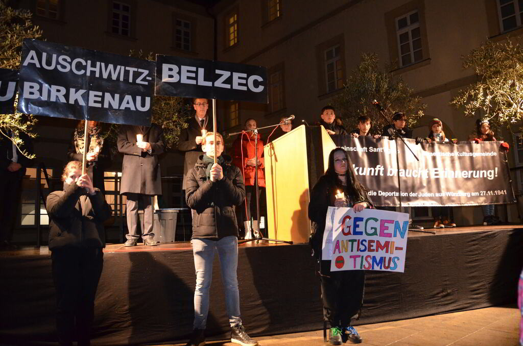 Gedenken an die Deportation der Juden aus Würzburg mit großer Anteilnahme : Es geht mehr um die Zukunft als um die Vergangenheit. Aufruf zum Einsatz gegen neue Formen von Antisemitismus